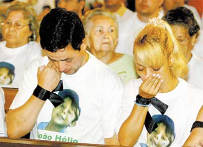 Hlcio Lopes Vieites e Rosa Cristina Vieites, pais do menino Joo Hlio, em missa de stimo dia na igreja Divino Salvador, no Rio