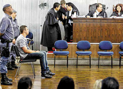 <B>NA CADEIRA DOS RUS</b> Lindemberg Alves Fernandes, 25, algemado, no primeiro dia de julgamento em Santo Andr