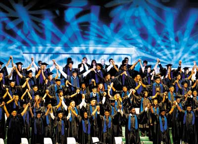 Primeira turma de formandos da Unipalmares, universidade de SP que reserva 50% das vagas para negros, recebe seus diplomas