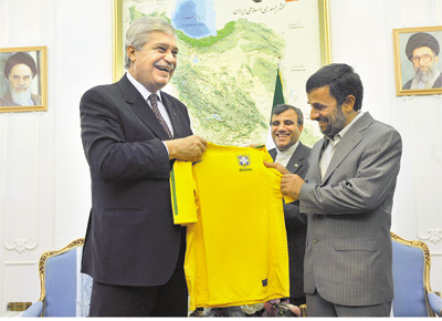 O ministro Miguel Jorge d ao presidente do Ir, Mahmoud Ahmadinejad, camisa que a seleo vai usar na Copa da frica