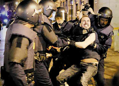 <b>CONFLITO</b> Policiais entram em confronto com fotojornalista em Madri