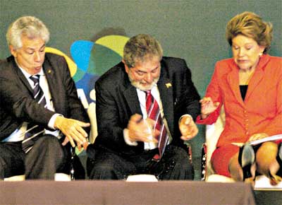 Arlindo Chinaglia (PT) e Marta se assustam quando o presidente Lula deixa cair copo no lanamento do Plano Nacional de Turismo