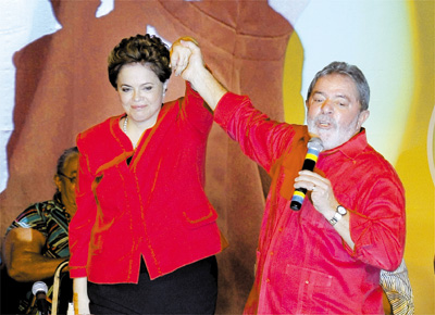 O presidente Lula discursa na conveno nacional do PT, em Braslia,  frente de Dilma