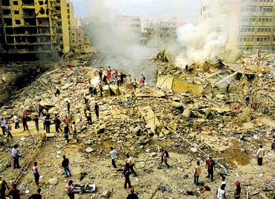 Destroos de complexo residencial no sul do Beirute atingido por ataque areo israelense; pelo menos 20 msseis foram lanados