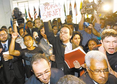 <b>CASA TOMADA:</b> Estudantes protestam contra o presidente do<br>Senado, Jos Sarney (PMDB-AP), perto da entrada do plenrio