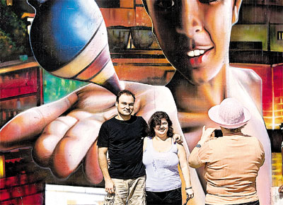 <b>TURISMO NA FAVELA </b>Turistas posam para foto no Complexo do Alemo; eventos nas comunidades pacificadas pela polcia tm atrado visitantes e moradores do Rio