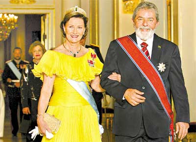 Lula e a rainha Sonja no palcio real em Oslo, onde ele e a primeira-dama, Marisa (atrs), foram recebidos em jantar