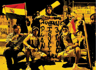 Jovens apoiadores de Evo Morales em Santa Cruz <br>combatem opositores com estilingues e pedras