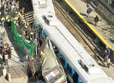 <b>CHOQUE:</b> Em Buenos Aires, 11 pessoas morreram e 220 se feriram em acidente com um nibus e dois trens