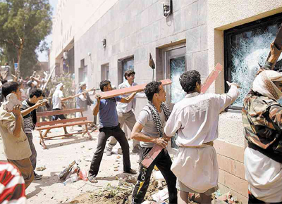 Grupo ataca a Embaixada dos EUA em Sanaa, capital do<br> Imen, onde foras de segurana mataram manifestantes