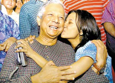 Muhammad Yunus, ganhador do Nobel da Paz,  beijado pela filha Dina aps receber a noticia do prmio em Bangladesh