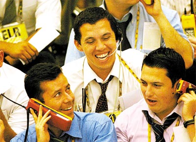 Operadores no prego da Bolsa de Mercadorias & Futuros<br>em dia de altas recordes nos mercados