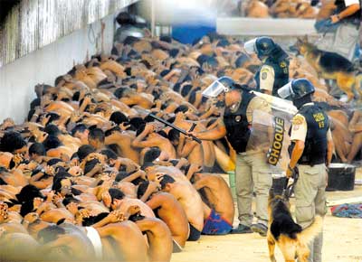 Detentos do presdio Anbal Bruno, em Recife, rendidos por policiais militares