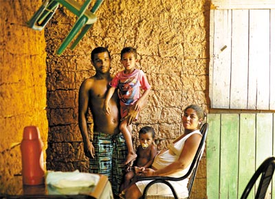 O pescador Flavio de Mesquita com mulher e filhos na praia da Laje (AL); beneficirios do Bolsa Famlia, ainda passam fome