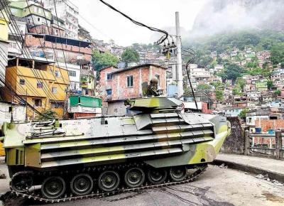 Tanque da Marinha manobra na ocupao da favela da Rocinha