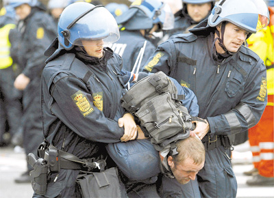 Polcia detm ativista durante marcha em Copenhague;<br> cerca de 200 manifestantes foram presos