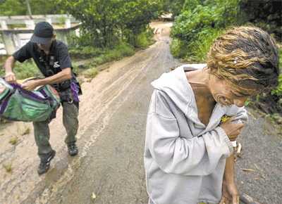 Mnica Cardoso, 38, chora ao ter de abandonar sua casa em Crrego Dantas, rea de risco na zona rural de Nova Friburgo