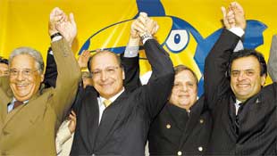 Tasso e Acio aclamam o governador Geraldo Alckmin (2  esquerda) como o candidato do PSDB  Presidncia