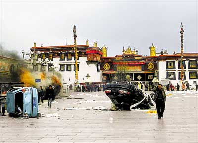Protesto em Lhasa, capital tibetana, contra a ocupao chinesa; mdia da China veta notcias sobre o tema