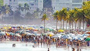 <b>SOB O SOL</b> Banhistas lotam a praia de Pitangueiras, no Guaruj, litoral sul de SP
