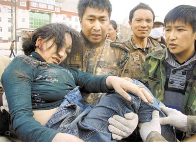 Mulher ferida  resgatada em Yushu, depois do terremoto que atingiu rea montanhosa relativamente pouco habitada na China