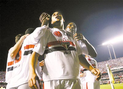 So Paulo bate Fluminense por 1 a 0 na Libertadores; Adriano ( frente) comemora seu gol, no 1 tempo