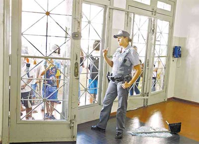 <b>REBELIO ESTUDANTIL:</b> Policial em escola estadual na Mooca (SP), na qual tumulto entre PMs e estudantes resultou em vidraas quebradas e 2 detidos