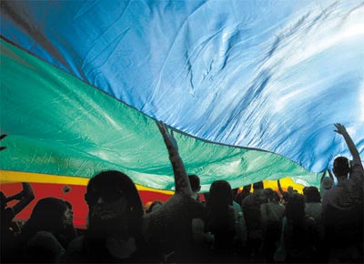 Participantes desfilam na av. Paulista, sob a bandeira<br>com as cores do arco-ris, smbolo do movimento gay