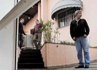 Integrantes da operao retiram cofre da casa do ex-diretor da prefeitura acusado de cobrar propina para liberar obras