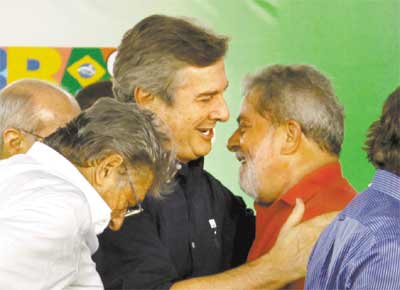 Rivais na eleio de 1989, o senador Fernando Collor (PTB-AL)<br>e o presidente Lula se abraam em evento em Alagoas