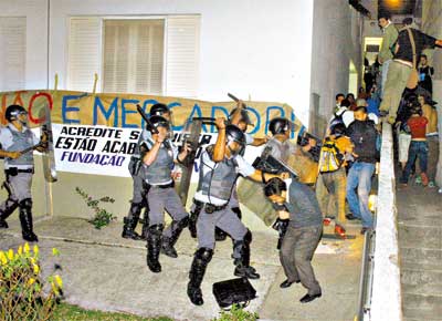 Policiais militares expulsam cerca de 300 alunos que haviam invadido a reitoria do Centro Universitrio Fundao Santo Andr