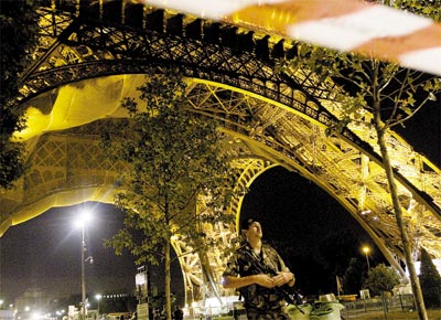 <b>ALARME FALSO:</b> Soldado vigia a torre Eiffel, principal atrao turstica<br>de Paris, que foi evacuada aps denncia annima de bomba