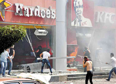Manifestantes atacam as lanchonetes Hardee's e KFC em Tripoli, no Lbano, em protesto contra um filme anti-islmico
