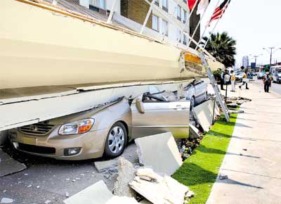 Carros esmagados por terrao de hotel que desabou em Antofagasta (Chile) em razo do terremoto que se refletiu em So Paulo