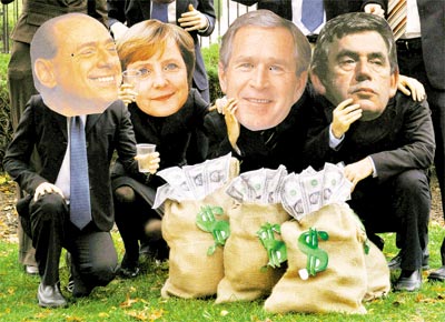 Manifestantes protestam em Washington com caras de Berlusconi (Itlia), Merkel (Alemanha), Bush (EUA) e Brown (Reino Unido)