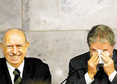 Ao lado do vice, Jos Alencar, Lula chora aps ser diplomado para o segundo mandato pelo Tribunal Superior Eleitoral, em Braslia