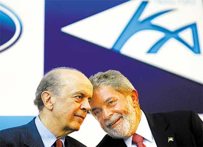 Serra e Lula no lanamento de carro da Ford; o petista prometeu no cometer 'irresponsabilidade' para compensar o fim da CPMF