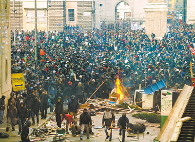Protestos em Roma logo aps o Congresso decidir manter o premi Silvio Berlusconi, acusado de corrupo; houve 90 feridos