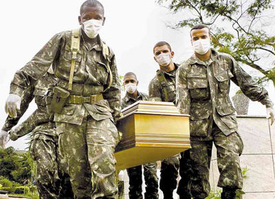 <b>CENRIO DE GUERRA:</b><br>Soldados levam corpos em cemitrio de Nova Friburgo