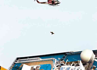 Helicptero leva Manrico Giampedroni, resgatado quase 40 horas aps o naufrgio
