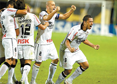Alessandro ( esq.) e Ralf, autor do gol do Corinthians, vibram com o empate na Venezuela