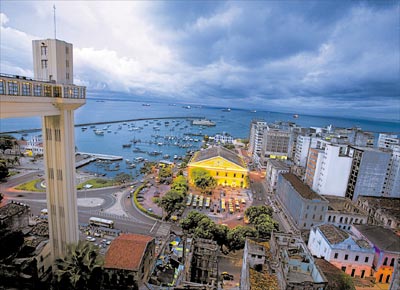 Bahia de Jorge Amado: Vista da Cidade Baixa de Salvador, cenrio de romances do escritor