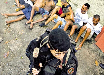 Homens detidos em operao do Bope que matou 9 supostos traficantes na Vila Cruzeiro, zona norte do Rio