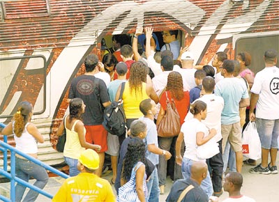 Usurios embarcam em trem em Queimados (Baixada Fluminense)