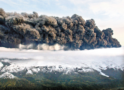 Colunas de fumaa e cinzas se formam a partir de erupo vulcnica sob geleira na Islndia; depois, se moveram para o leste