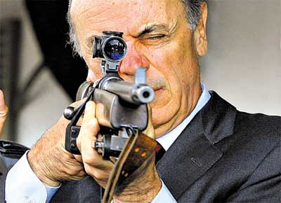 Jos Serra, faz mira com fuzil durante homenagem  tropa de elite da PM por ter resolvido em abril o seqestro de uma famlia de Campinas
