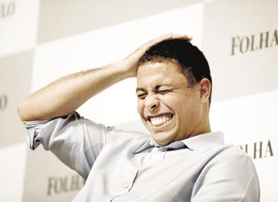 Ronaldo durante a sabatina em SP; jogador disse que ter de parar 