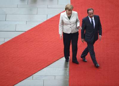 Chanceler alem Angela Merkel mostra o caminho para o novo presidente francs, Franois Hollande, em Berlim