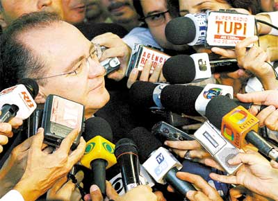 O senador Renan Calheiros (PMDB<XB><BF>)  cercado por jornalistas depois de ter feito uma peregrinao pelos gabinetes dos senadores
