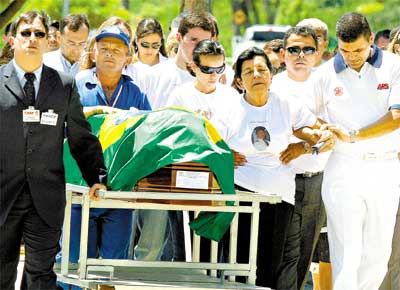 Amparada, a me do piloto Kleyber Lima, do avio da TAM do acidente em Congonhas, acompanha o enterro do filho, em Fortaleza